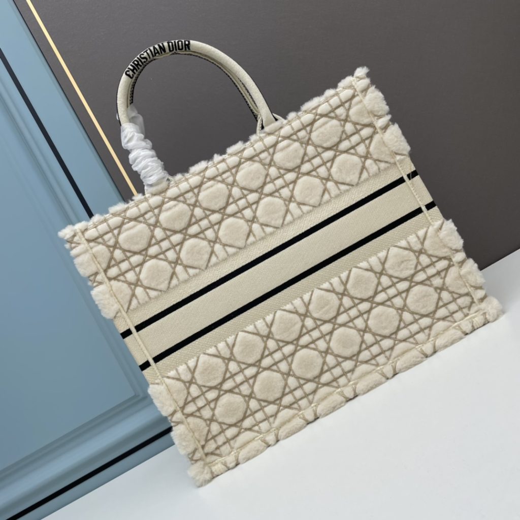 ディオール　バッグ　Dior　定番人気　 Book Tote　 Original　オブリーク ブック トート　白　刺繍入れ - 画像 3