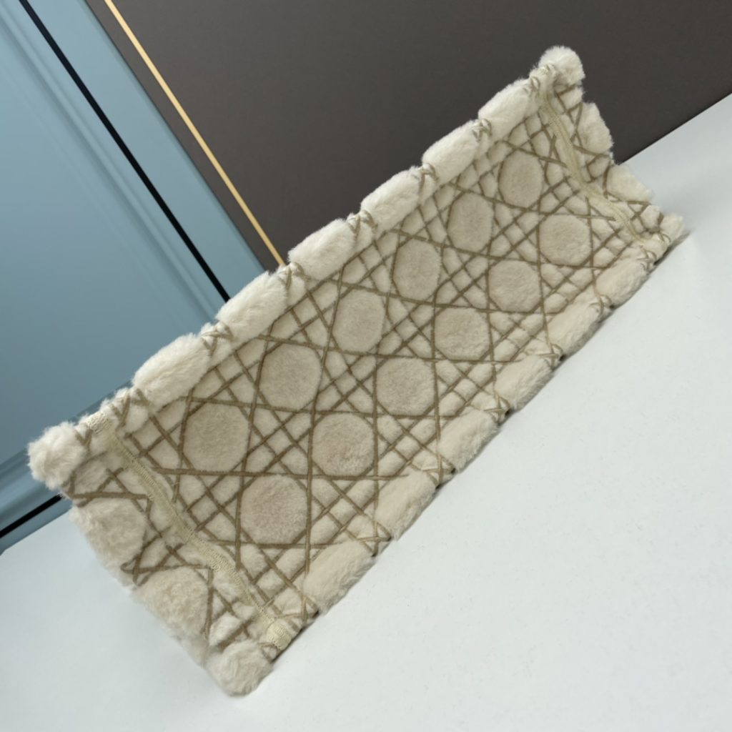 ディオール　バッグ　Dior　定番人気　 Book Tote　 Original　オブリーク ブック トート　白　刺繍入れ - 画像 5
