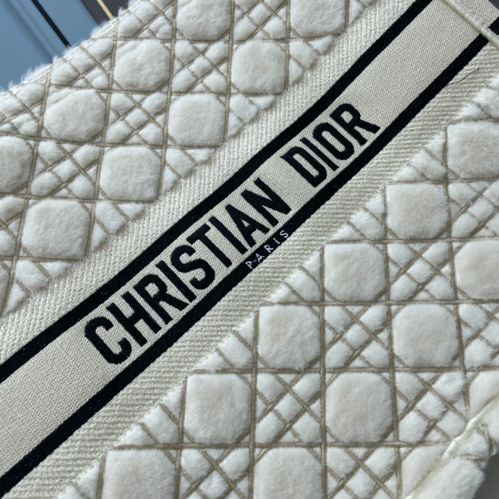 ディオール　バッグ　Dior　定番人気　 Book Tote　 Original　オブリーク ブック トート　白　刺繍入れ - 画像 4