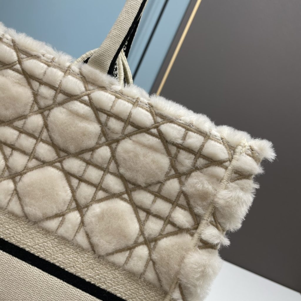 ディオール　バッグ　Dior　定番人気　 Book Tote　 Original　オブリーク ブック トート　白　刺繍入れ - 画像 6