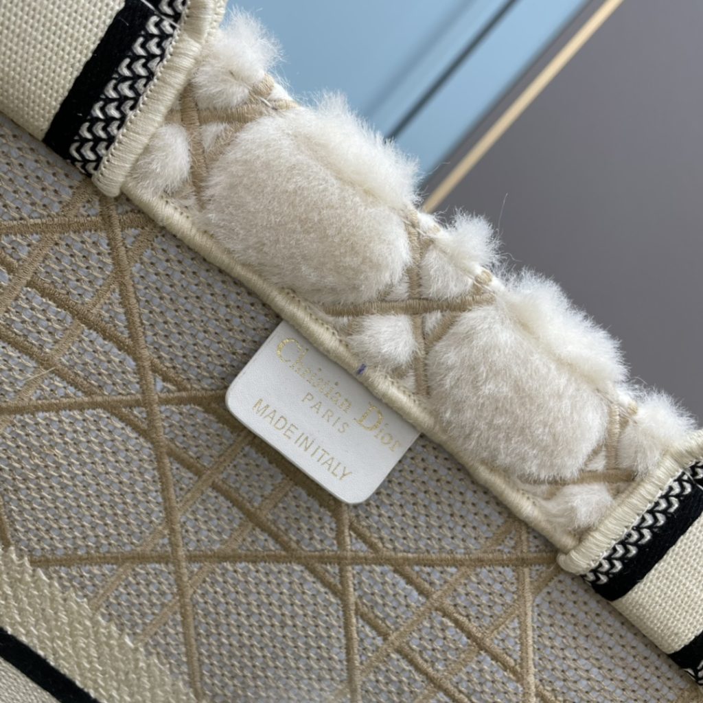 ディオール　バッグ　Dior　定番人気　 Book Tote　 Original　オブリーク ブック トート　白　刺繍入れ - 画像 8