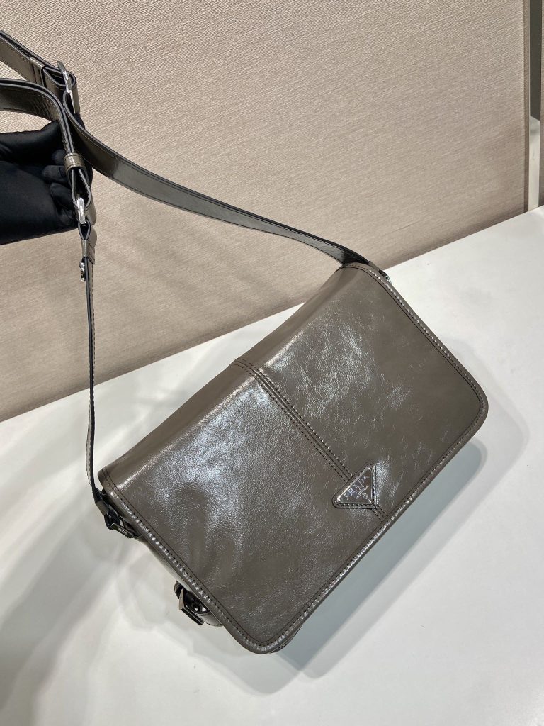 PRADA メンズ ミニショルダーバッグ レザー グレー 42サイズ - 画像 2