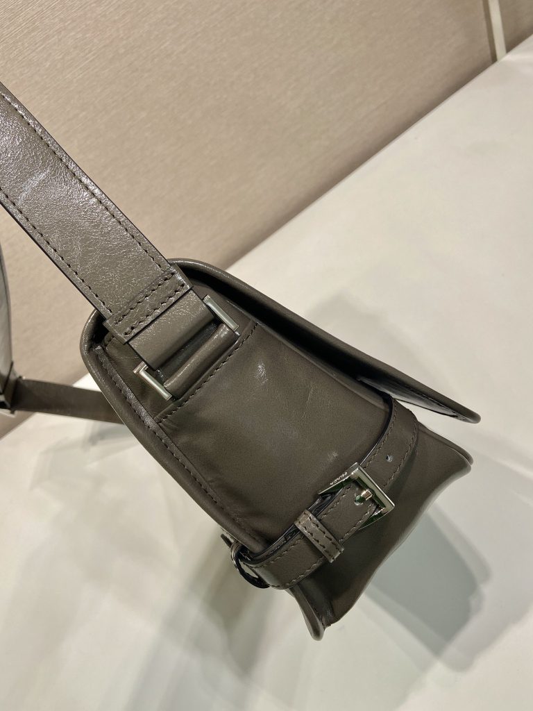PRADA メンズ ミニショルダーバッグ レザー グレー 42サイズ - 画像 7