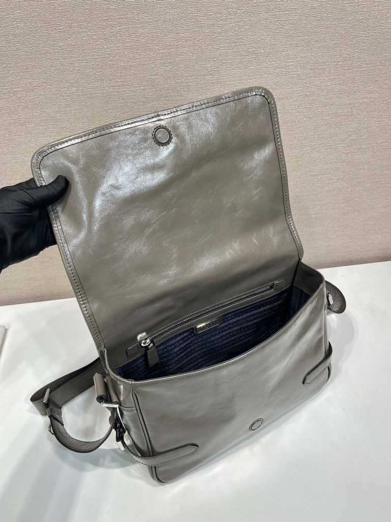 PRADA メンズ ミニショルダーバッグ レザー グレー 42サイズ - 画像 8