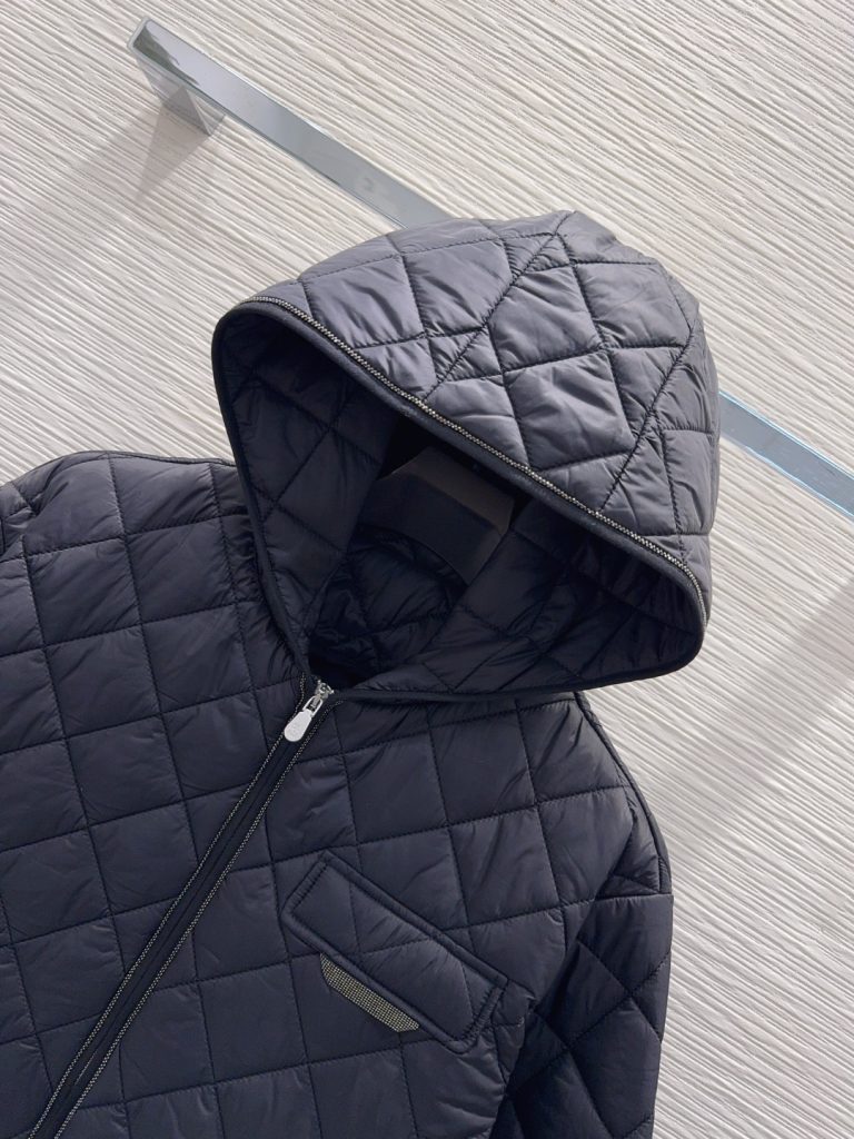 Brunello Cucinelli 370 2025FW クワッドローブ ブラック 100%綿 | メンズ フード付き クワッドステッチ ロゴパッチ ジップアップ - 画像 2