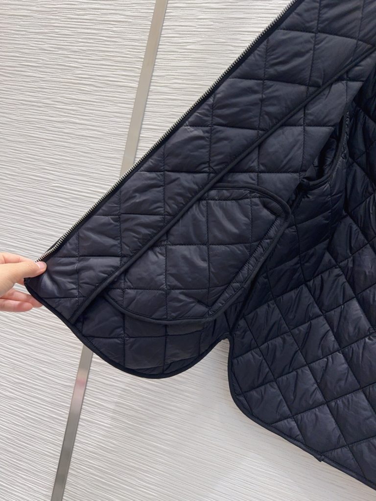 Brunello Cucinelli 370 2025FW クワッドローブ ブラック 100%綿 | メンズ フード付き クワッドステッチ ロゴパッチ ジップアップ - 画像 8