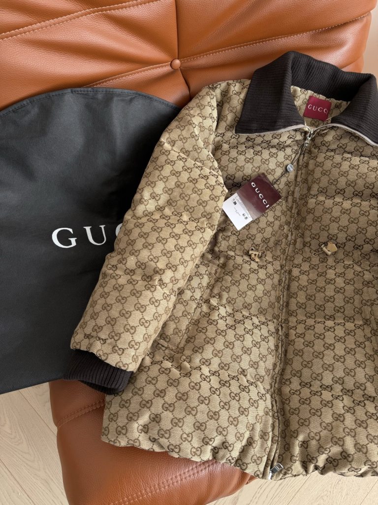 GUCCI 540 25 ネイビーマイクロ GG パッド入りコート ブラウン | カラー:ブラウン、素材:コットン、サイズ:1色3サイズ - 画像 2