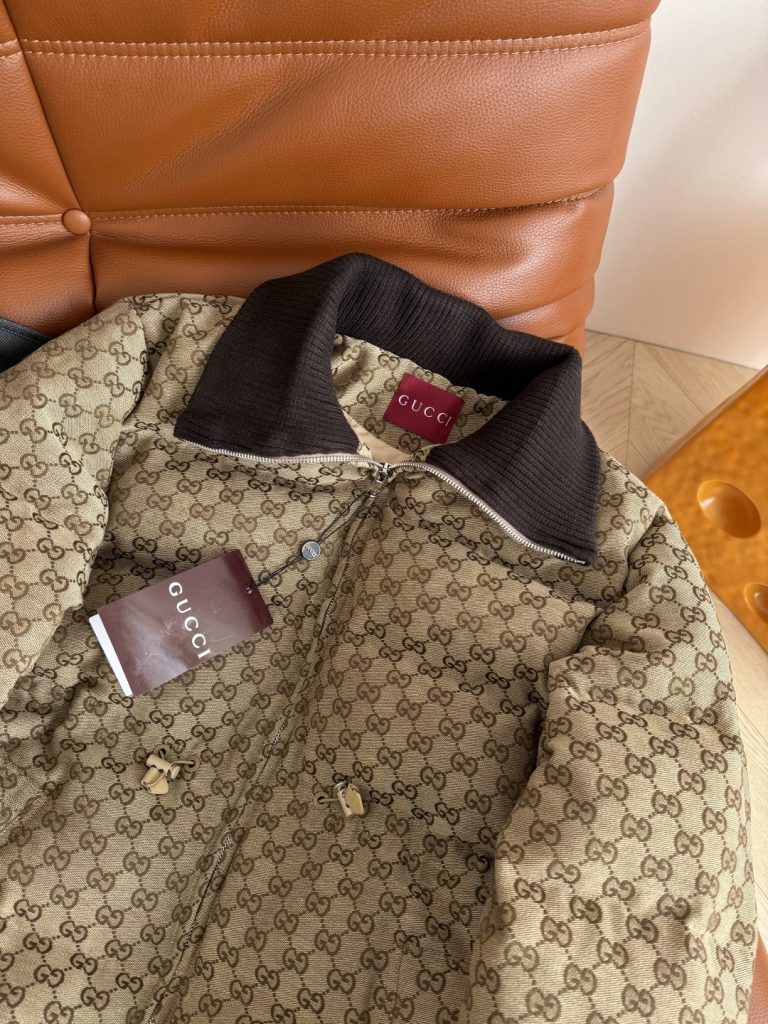 GUCCI 540 25 ネイビーマイクロ GG パッド入りコート ブラウン | カラー:ブラウン、素材:コットン、サイズ:1色3サイズ - 画像 3