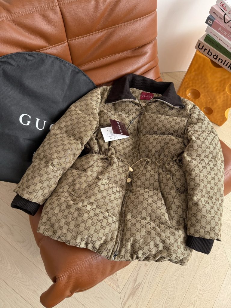 GUCCI 540 25 ネイビーマイクロ GG パッド入りコート ブラウン | カラー:ブラウン、素材:コットン、サイズ:1色3サイズ - 画像 4