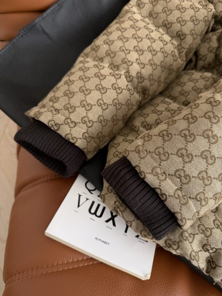 GUCCI 540 25 ネイビーマイクロ GG パッド入りコート ブラウン | カラー:ブラウン、素材:コットン、サイズ:1色3サイズ - 画像 7
