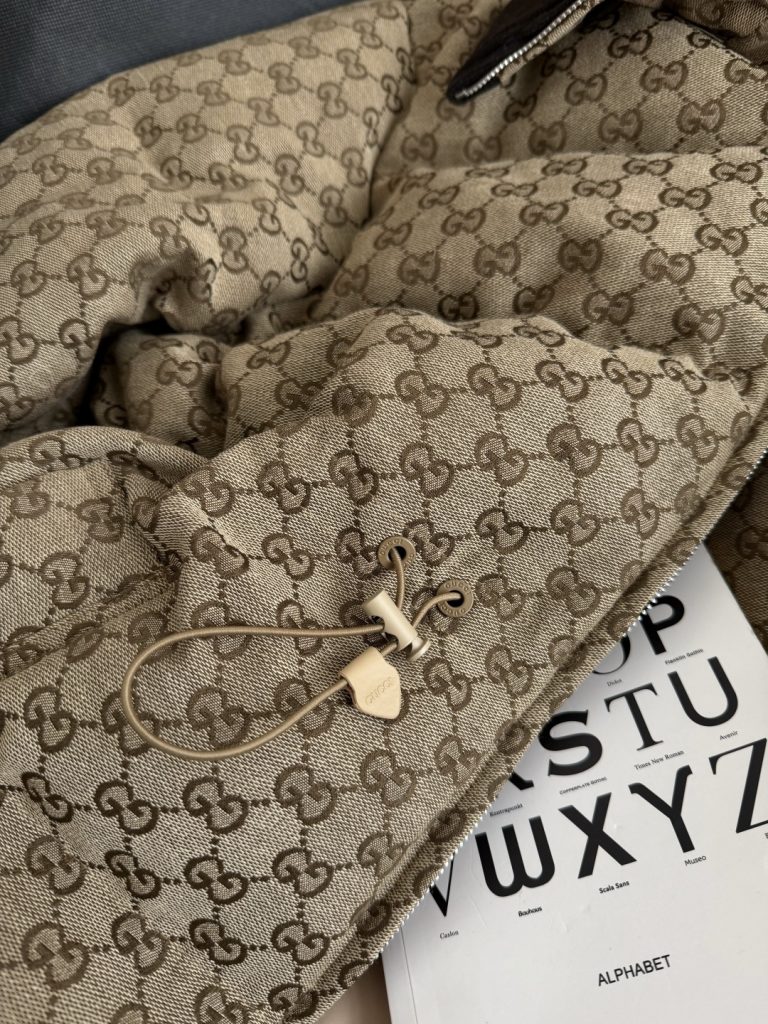 GUCCI 540 25 ネイビーマイクロ GG パッド入りコート ブラウン | カラー:ブラウン、素材:コットン、サイズ:1色3サイズ - 画像 8