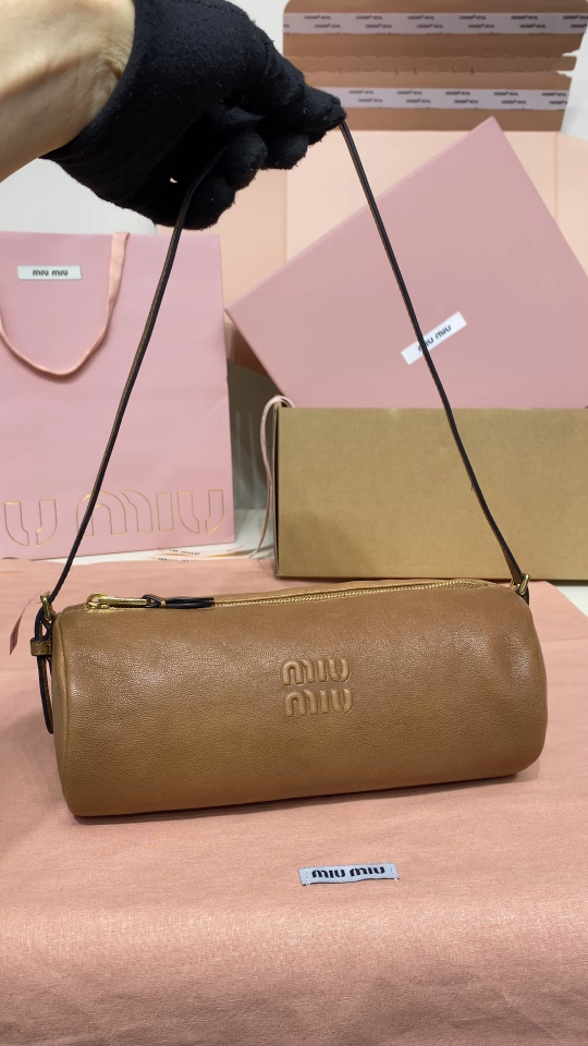Miu Miuのバッグは職場の荷物でどう見えるか