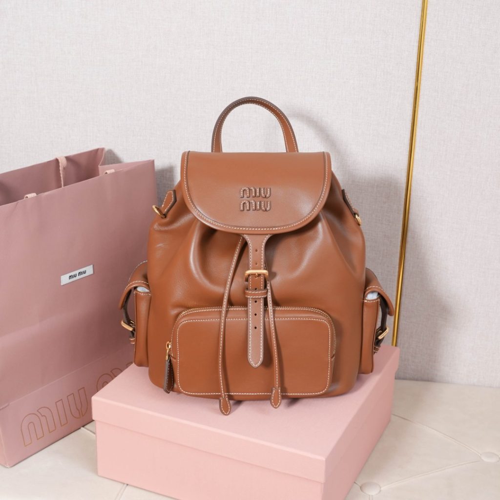 miu miu レザー リュックサック | コンパクト 本革 ブラウン - 画像 2