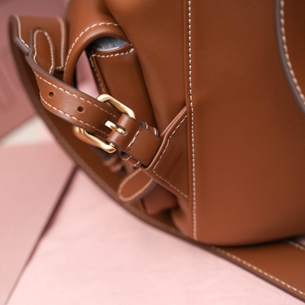 miu miu レザー リュックサック | コンパクト 本革 ブラウン - 画像 4