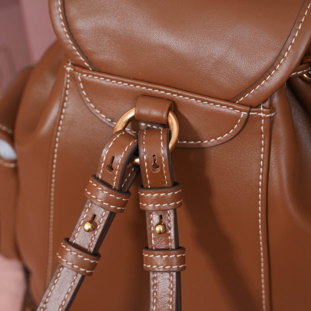 miu miu レザー リュックサック | コンパクト 本革 ブラウン - 画像 5