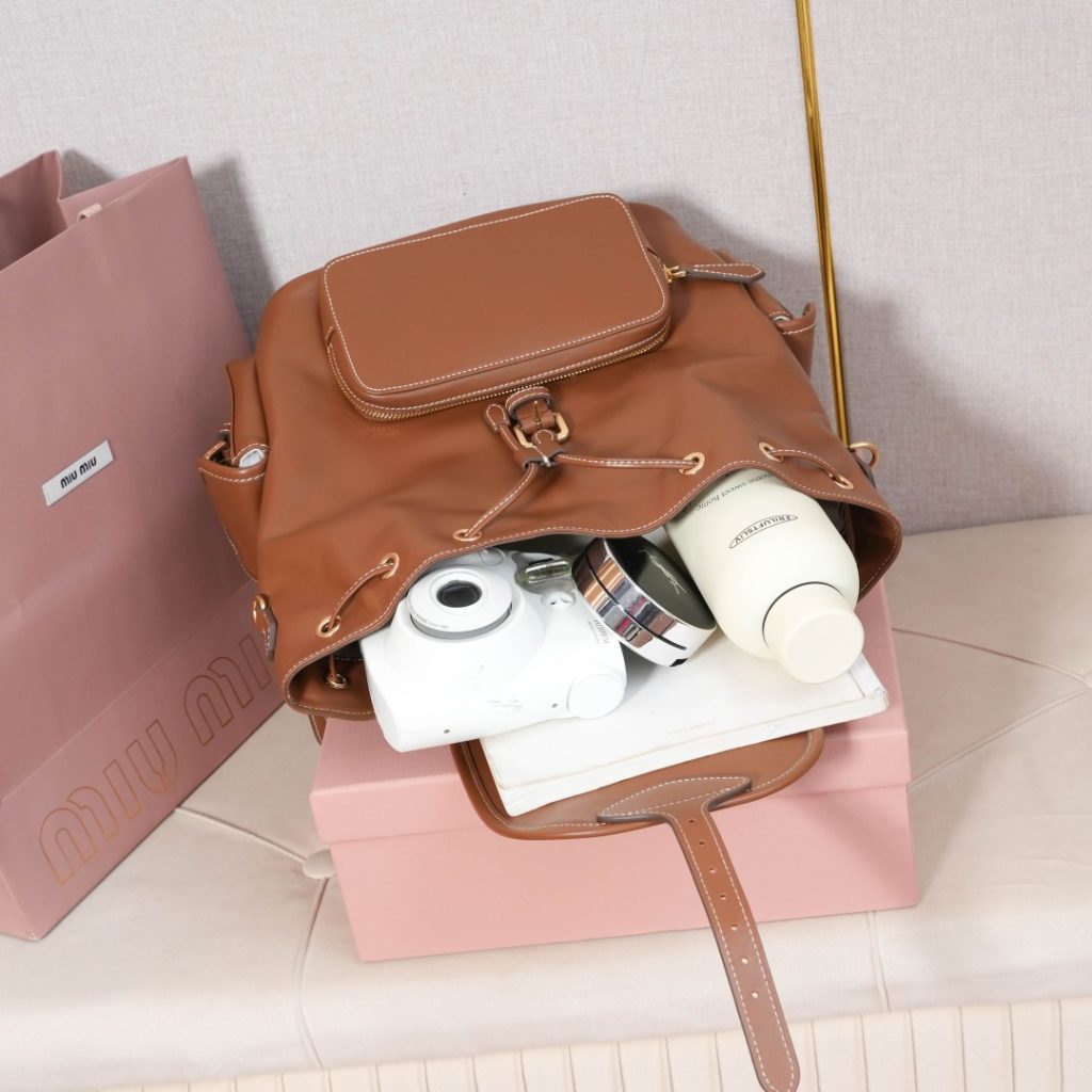 miu miu レザー リュックサック | コンパクト 本革 ブラウン - 画像 7