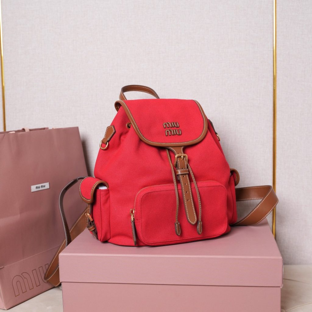 Miu Miu リュックサック|コンパクト|赤|キャンバス素材 - 画像 3