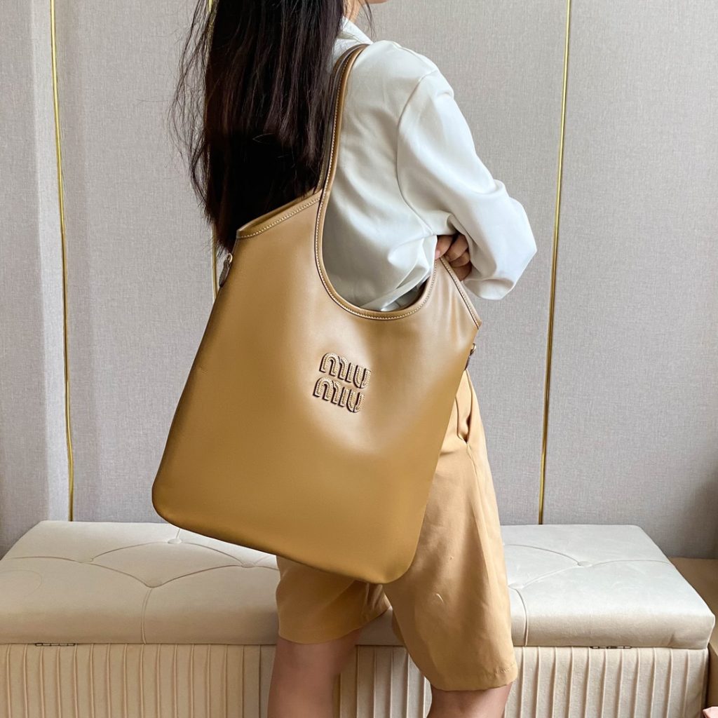 Miu Miu ショッピングバッグ | ブラウン | コンパクト収納力 - 画像 3