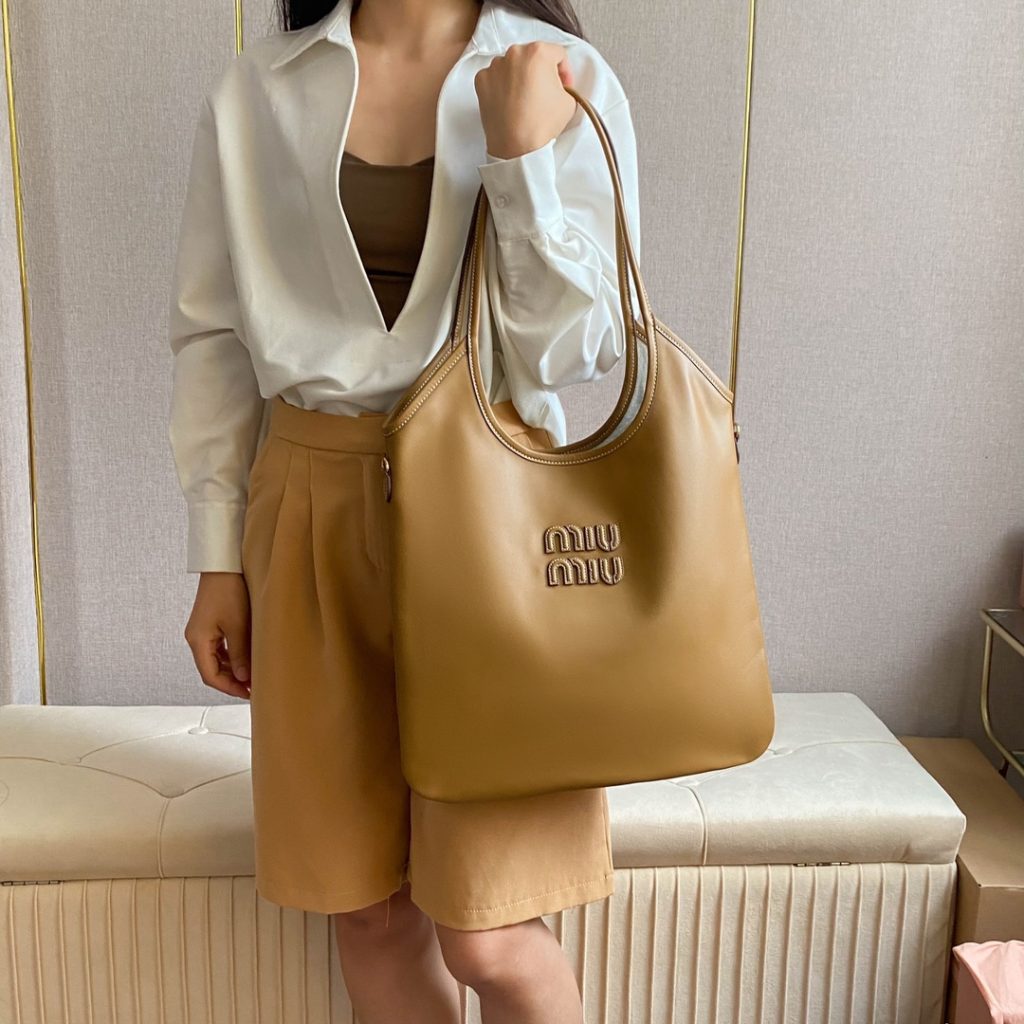 Miu Miu ショッピングバッグ | ブラウン | コンパクト収納力 - 画像 5