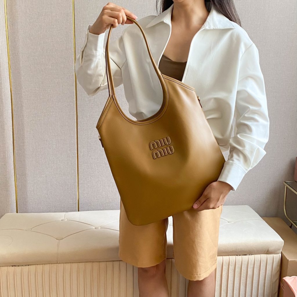 Miu Miu ショッピングバッグ | ブラウン | コンパクト収納力 - 画像 6