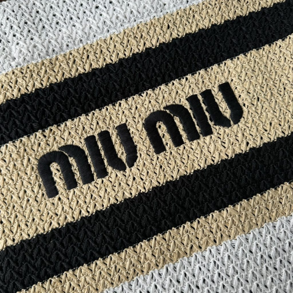 MIU MIU ミュウミュ サマーバッグ 軽量 薄型 ベージュ/ブラック/ホワイト - 画像 5
