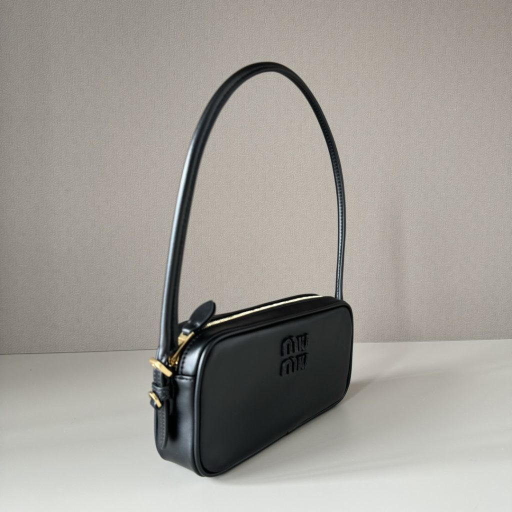 Miu Miu レザー カメラ型バッグ | 軽量|黒 - 画像 2