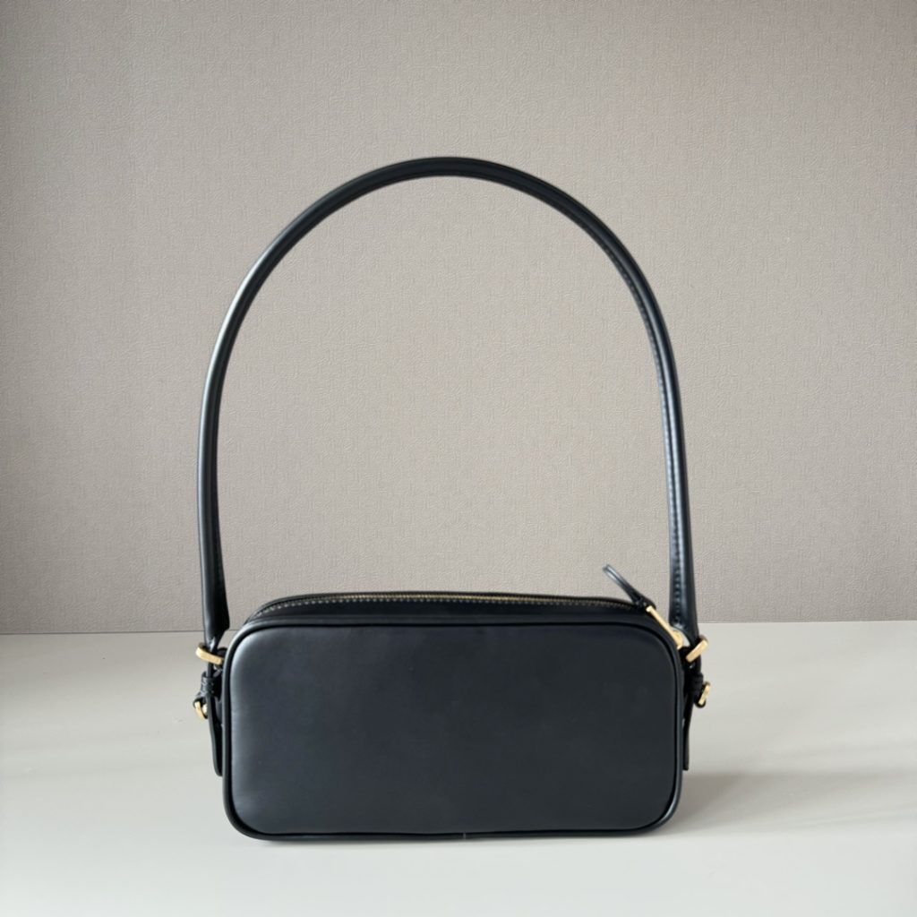 Miu Miu レザー カメラ型バッグ | 軽量|黒 - 画像 3