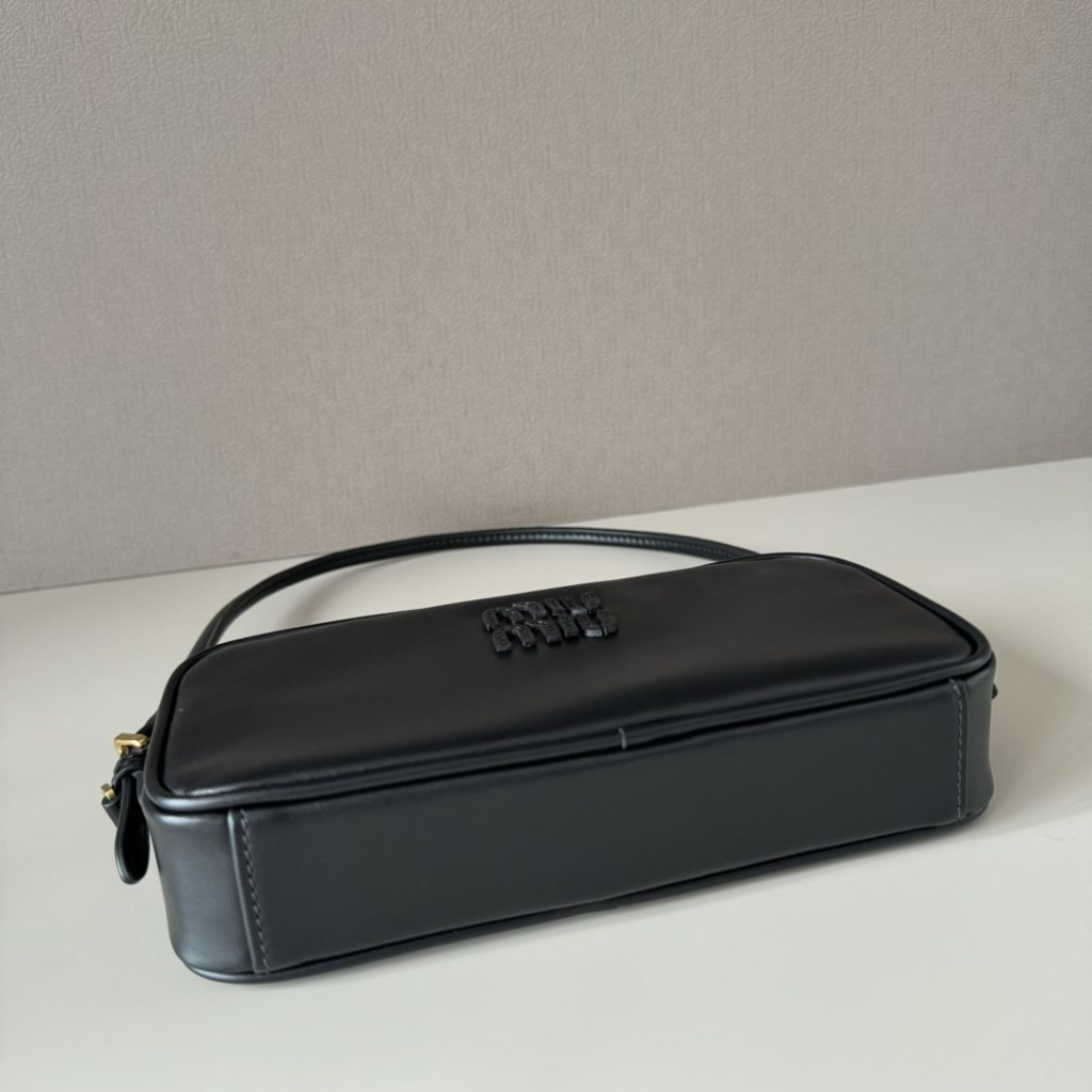 Miu Miu レザー カメラ型バッグ | 軽量|黒 - 画像 4