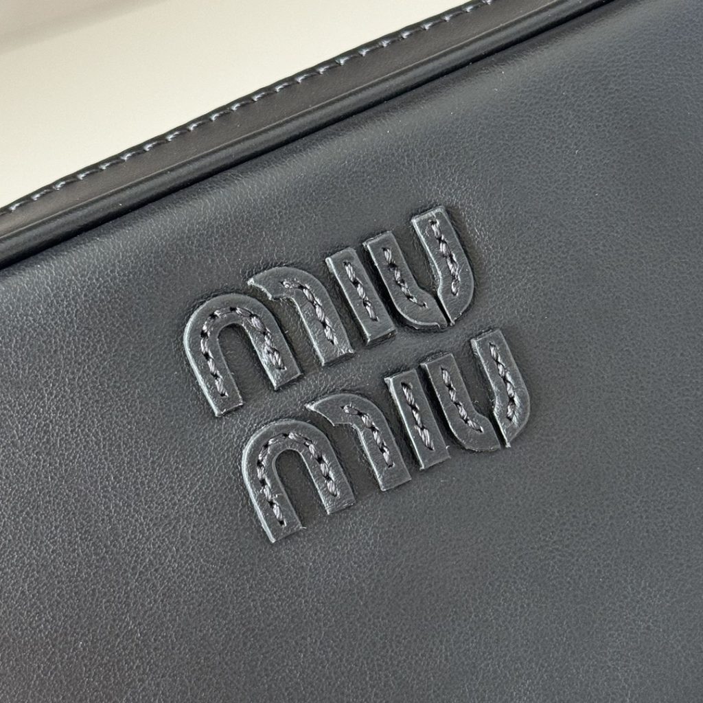 Miu Miu レザー カメラ型バッグ | 軽量|黒 - 画像 5