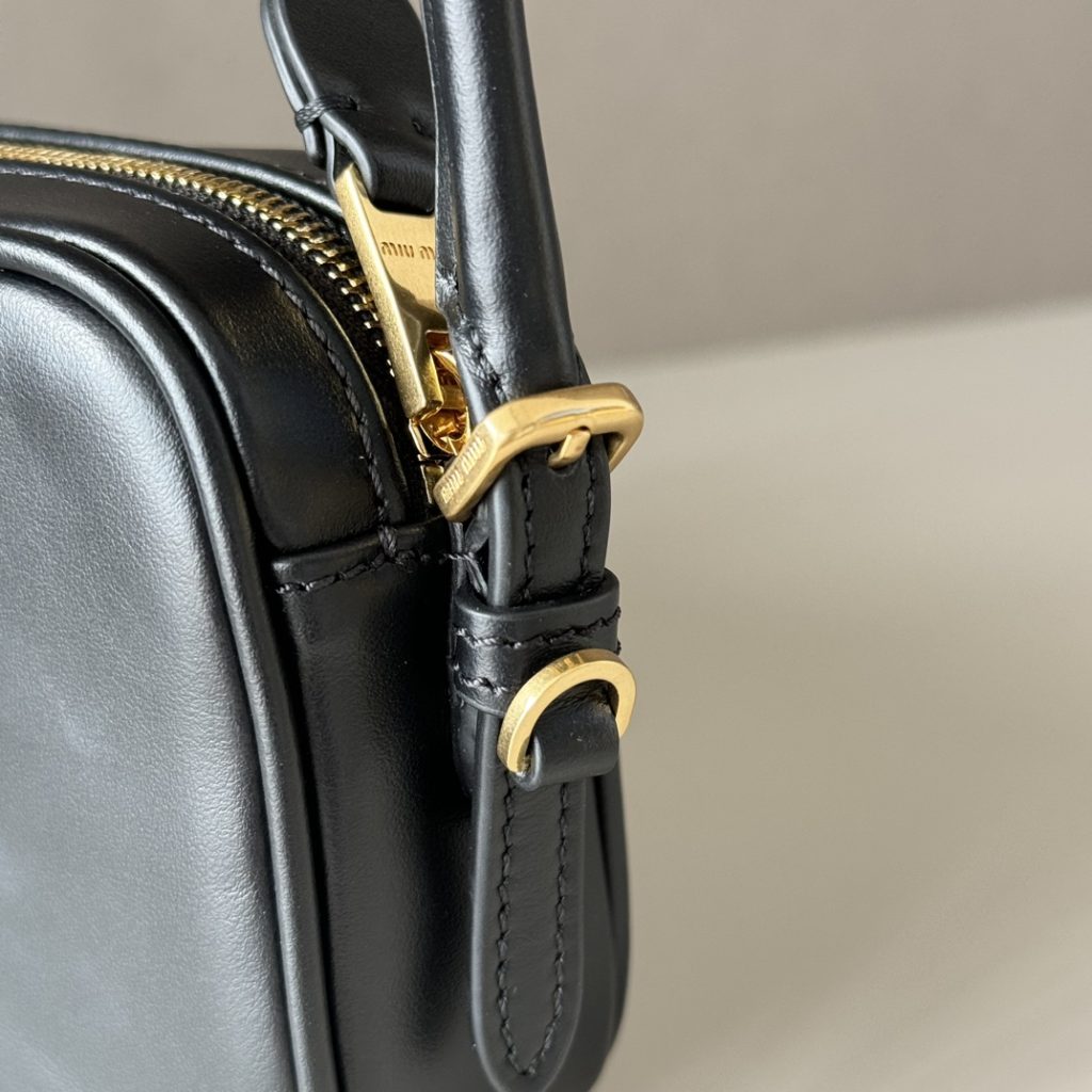 Miu Miu レザー カメラ型バッグ | 軽量|黒 - 画像 6