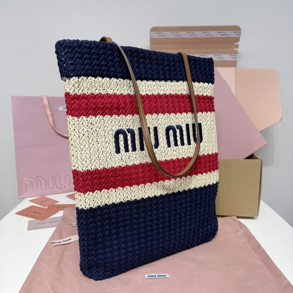 Miu Miu ミュウミュ ラウンドトートバッグ | ラウンドトートバッグ | レッド/ネイビー/ホワイト | コンパクト | レディース | ブランドバッグ - 画像 2
