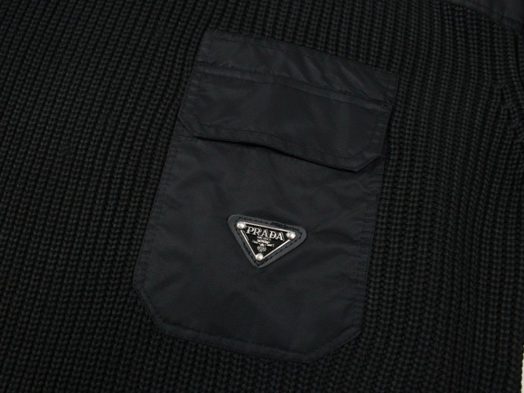 PRADA セーター ブランドロゴパッチ付き フレア袖 ミニポケット付き ブラック レザー調素材混 - 画像 4