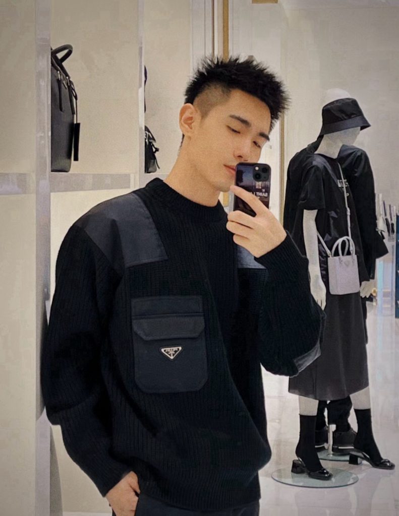 PRADA セーター ブランドロゴパッチ付き フレア袖 ミニポケット付き ブラック レザー調素材混 - 画像 7