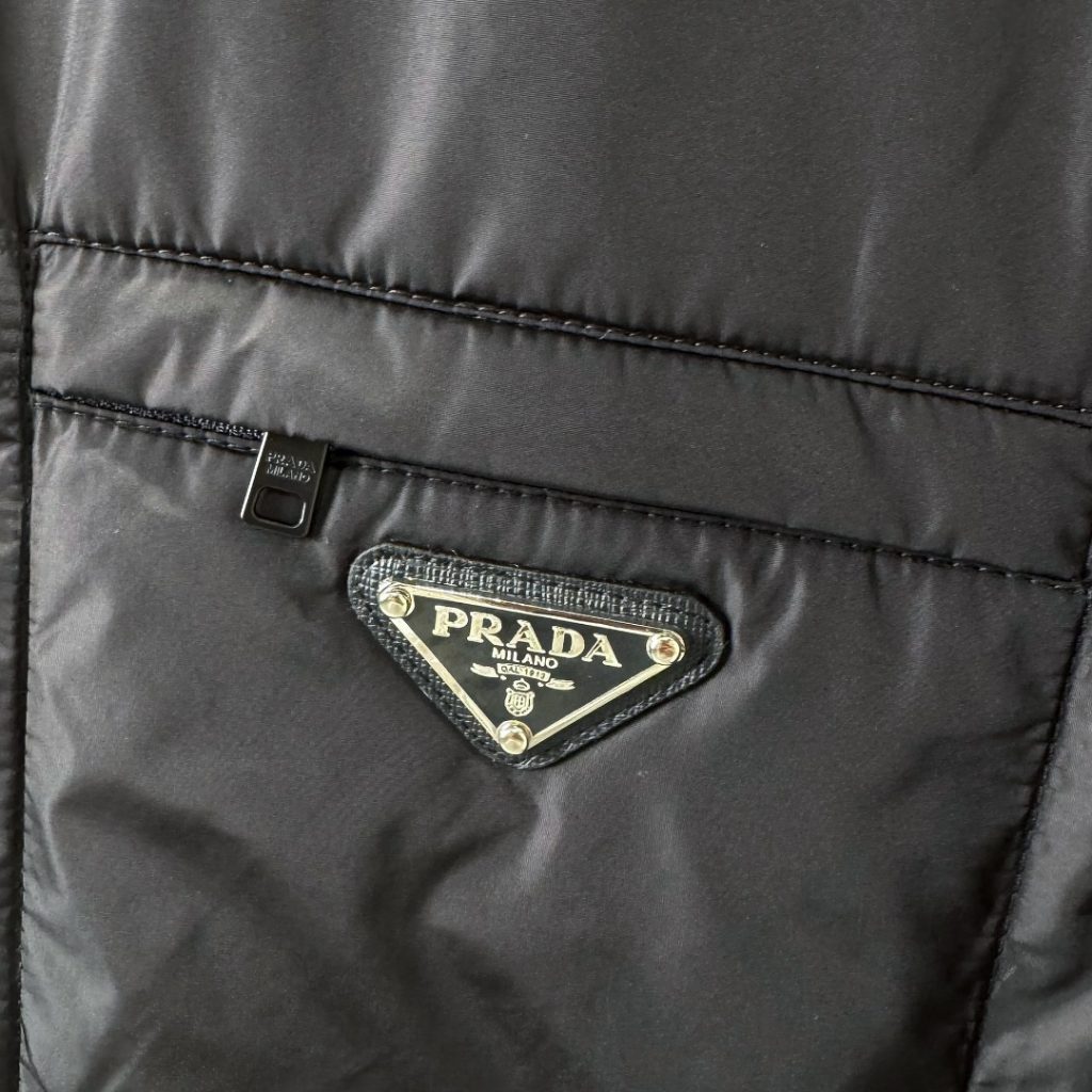 PRADA ダウンジャケット ミニサイズ ブランドロゴ付 軽量 通勤カジュアル ブラック ブラウン ナイロン - 画像 8
