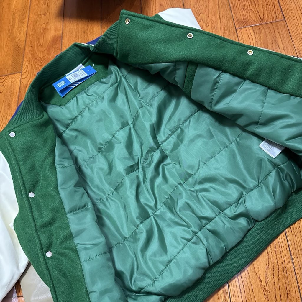 ADIDAS ジャケット ベースボールジャケット レザーパッチ 2WAY デザイン ブルー/グリーン レザー×キャンバス - 画像 2