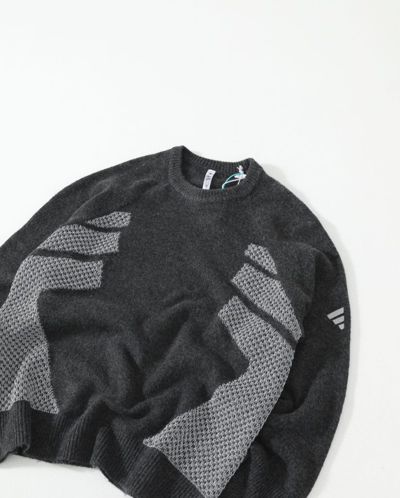 ADIDAS セーター ロゴ刺繍 オーバーサイズ ブラック ネイビー レザー調編み込み パッチワークデザイン カジュアル 通勤 2色展開 - 画像 5