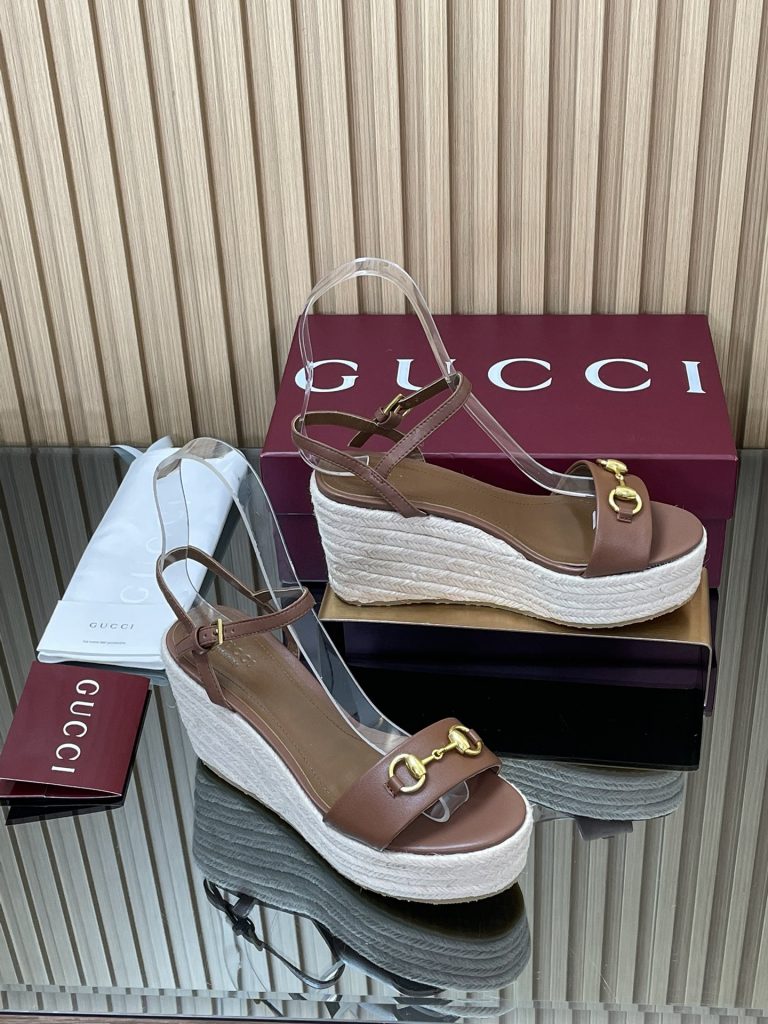 GUCCI グッチ フラットシューズ 本革 軽量 ブラック｜週末に失敗しにくい選び方