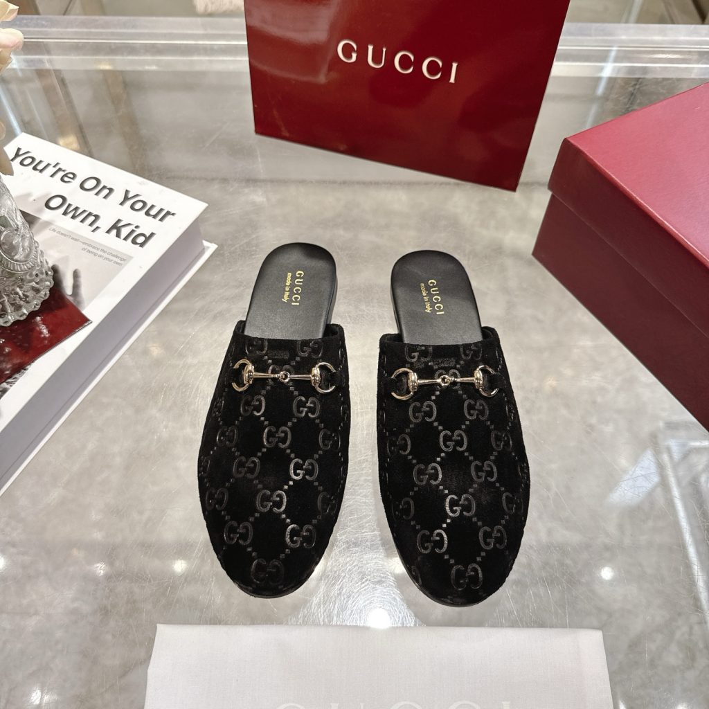 GUCCI グッチ ムートンサンダル ブラック 全1色｜買い物に使いやすいシューズを写真で確認
