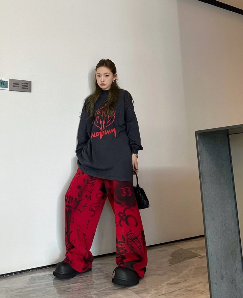 BALENCIAGA バレンシアガ 形双B字母 袖Tシャツ 本革 レディース ブラック 全1色 - 画像 2