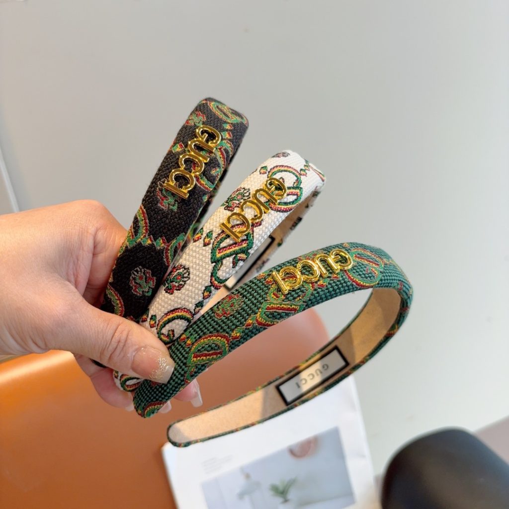 休日のコーデに映えるGUCCIヘアアクセサリー、写真で見る色味と普段着へのなじみ方