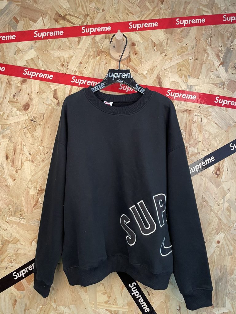 コートの日に持つNikeのシャツ、見る順番はここから