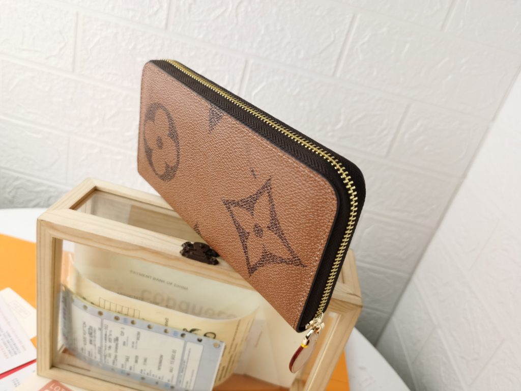 ルイヴィトンジッピーウォレット　Louis Vuitton　ラウンドファスナー長財布(小銭入れあり)　モノグラムジャイアント　財布　長財布　LVロゴ - 画像 3