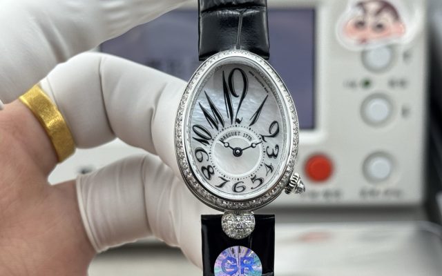通勤で使いやすいブランドアイテムの腕時計を写真で確認