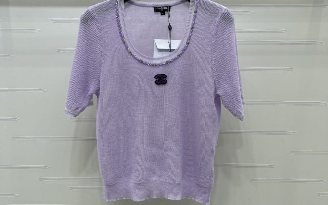 街歩きで使いやすいCHANELのTシャツを写真で確認