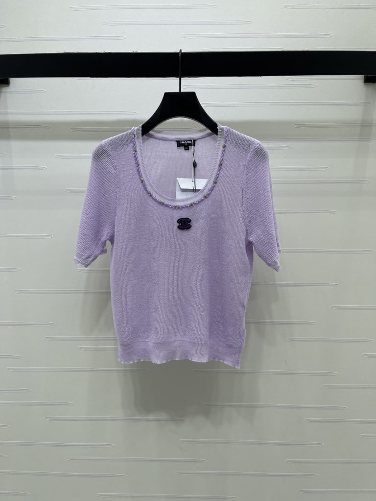 街歩きで使いやすいCHANELのTシャツを写真で確認