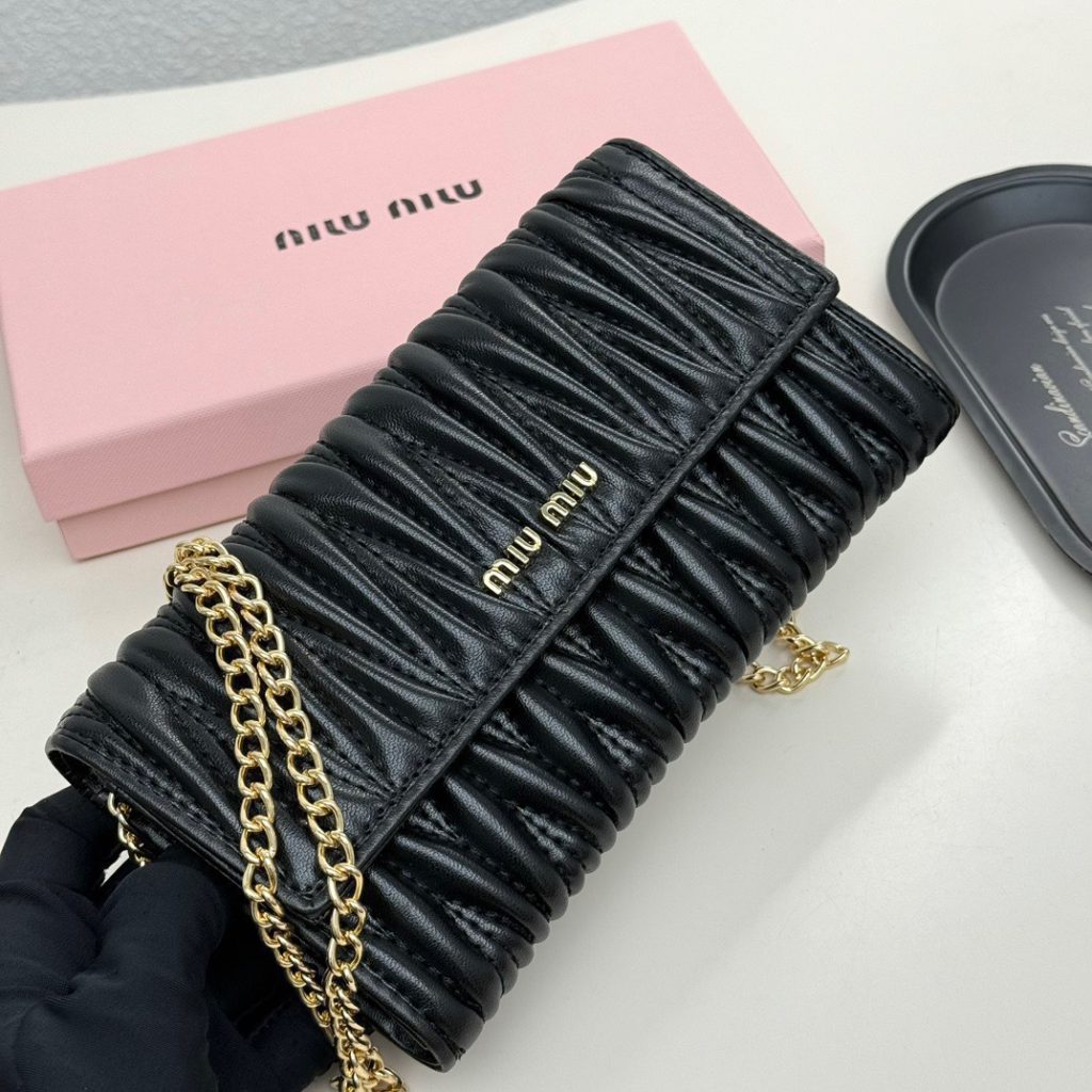 MIU MIU ミウミウ ミニショルダーバッグ 人気商品 黒色 - 画像 3