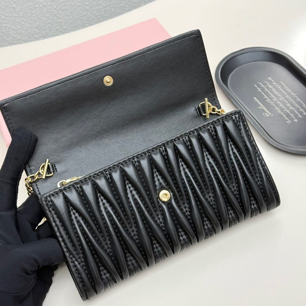 MIU MIU ミウミウ ミニショルダーバッグ 人気商品 黒色 - 画像 7