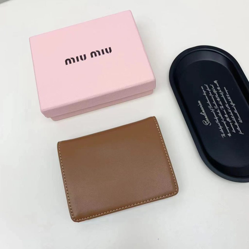 Miu Miu ミュウミュウ 折り財布 コンパクト 軽量本革 ブラウン ブラック ブルー - 画像 3