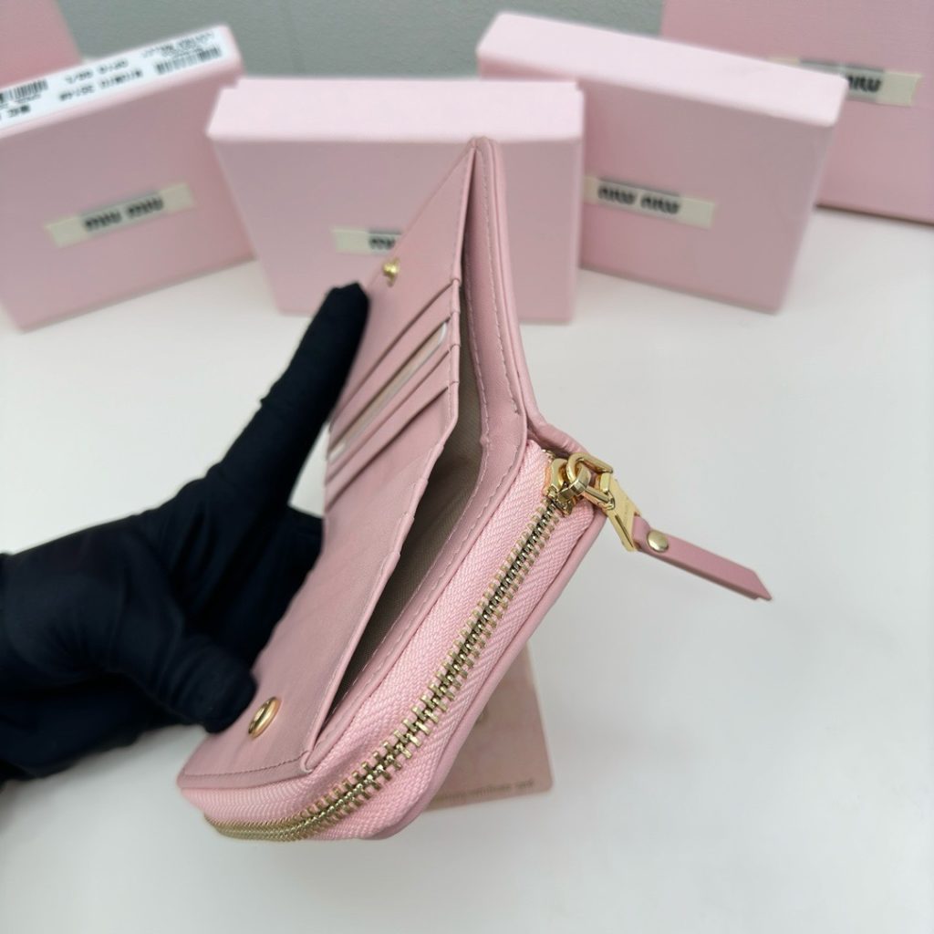 Miu Miu ミウミウ ウエストポーチ ミニ財布 黒 ピンク ブルー 全3色 - 画像 7