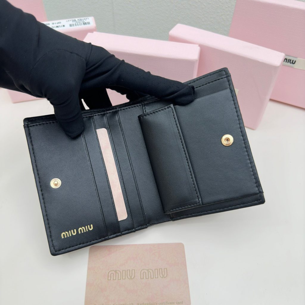miu miu ミウミウ カードケース フォルム デザイン ブラック - 画像 7